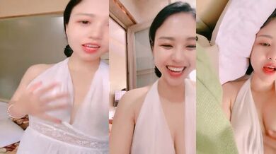 气质超棒酒窝美女！性感白色短裙！笑起来甜美，坐马桶